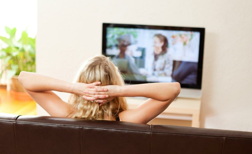 Жена в трусиках перед телевизором фото