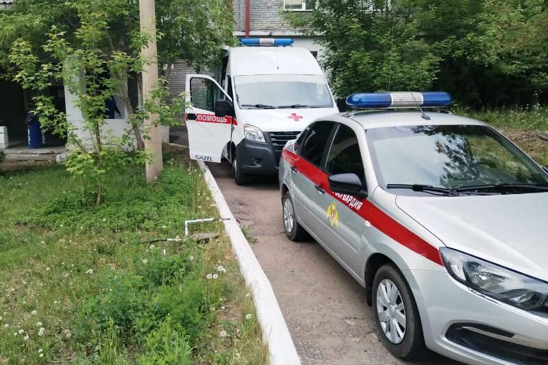 Работники скорой медицинской помощи приехали на сообщение о том, что во дворе многоквартирного дома по ул. Ключевская мужчине стало плохо.