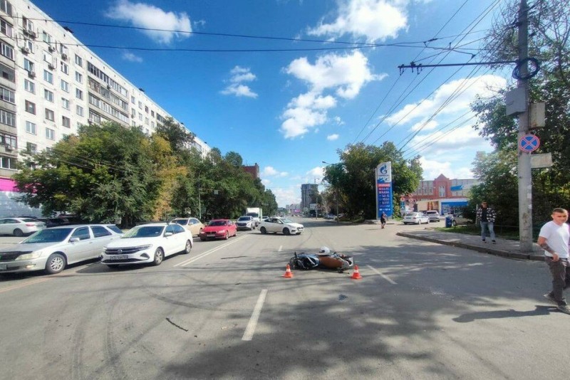 В Новосибирске столкнулись два мотоциклиста. Фото: "Дороги с Кузнецовым"