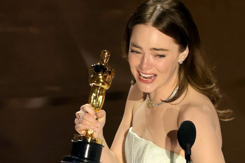 «Моё платье порвалось!»: Эмма Стоун расплакалась, получая «Оскар» за лучшую женскую роль