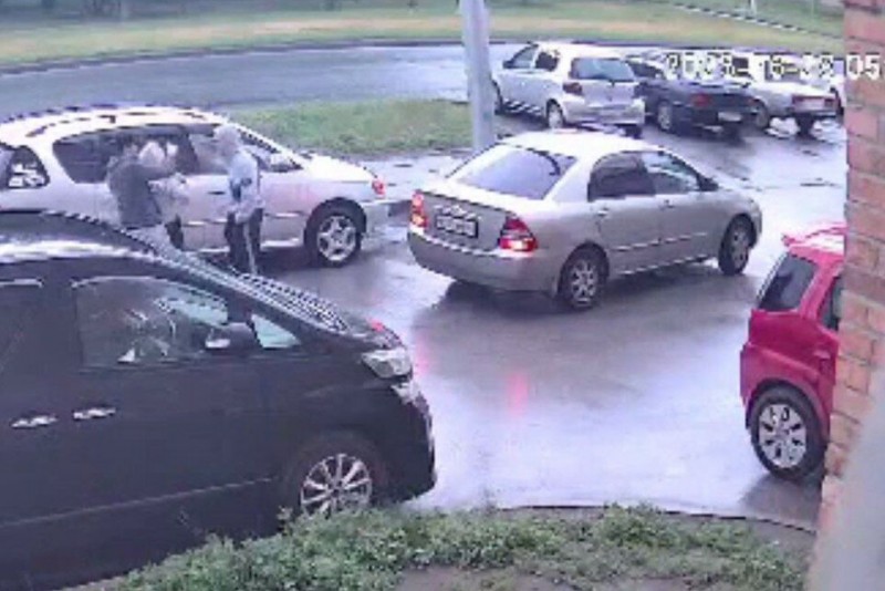 Инцидент произошел средь бела дня. Фото: стоп-кадр из видео «Инцидент Новосибирск»