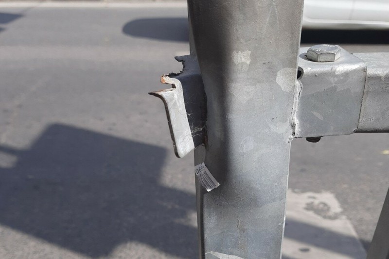 Об острый угол металлического ограждения на пешеходном переходе рязанка порезала руку.