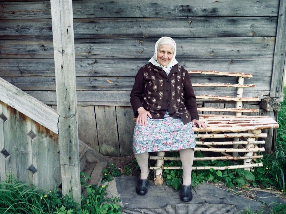 Старые тетки рассказ. Бабушки на лавочке в деревне. Деревенская бабушка. Бабушка сидит на скамейке. Бабушки на скамейке в деревне.