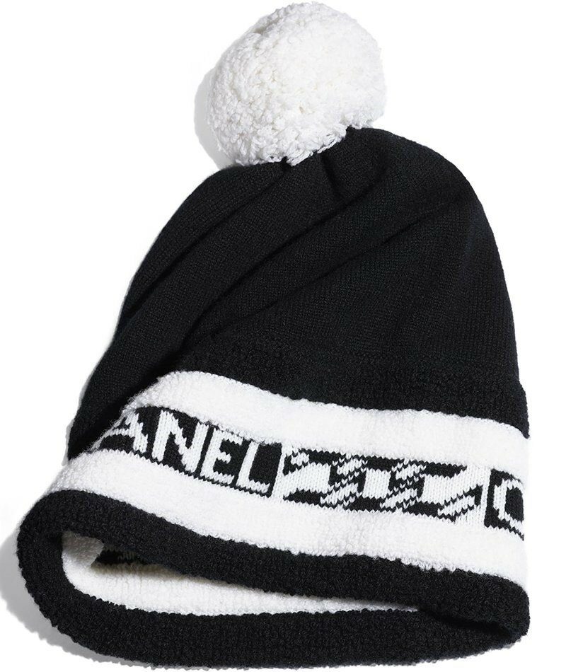 Шапка Шанель. Добавьте спортивный стиль любому зимнему образу с этой черно-белой шапкой из кашемира Chanel.