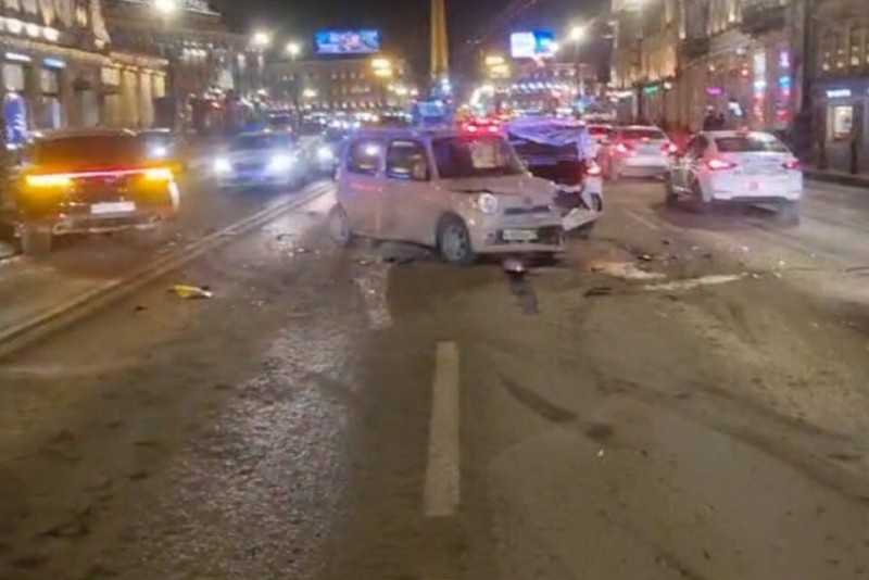 Авария застопорила движение на Невском проспекте. Фото: пресс-служба полиции Петербурга