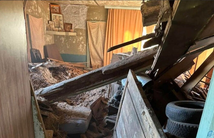 На месте ЧП работали спасатели. Появилось фото из дома, в котором обрушилось потолочное перекрытие и завалило хозяйку. Напомним, это произошло 8 августа в жилом доме на улице Чаплыгина.
