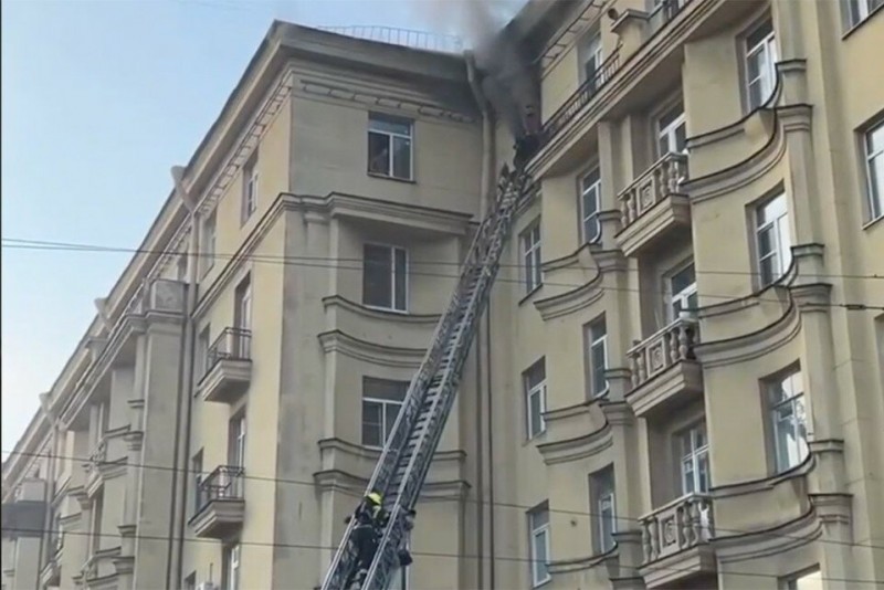 Женщина пострадала в пожаре на Московском проспекте в Петербурге. Фото: скриншот из видео