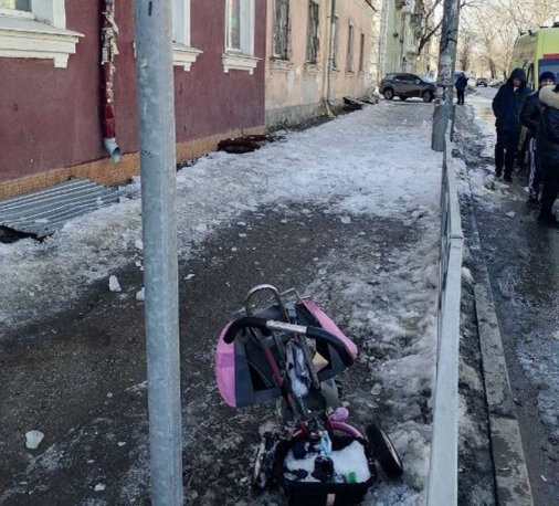 Возбуждено уголовное дело. Ледяная глыба рухнула на женщину с тремя детьми. По данным регионального управления СК РФ, это произошло 23 марта на улице Краснодонской в Промышленном районе Самары.