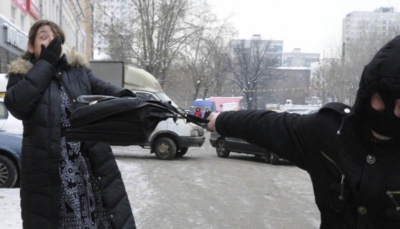 В Барнауле 50-летняя мать вместе с 30-летним сыном грабили прохожих. Олег РУКАВИЦЫН