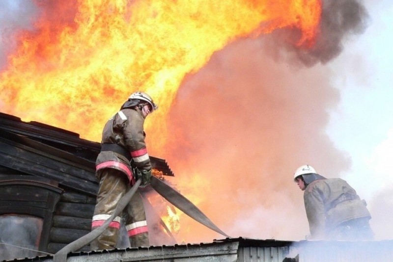 Строение горело открытым пламенем. Фото: ГУ МЧС по Приморскому краю