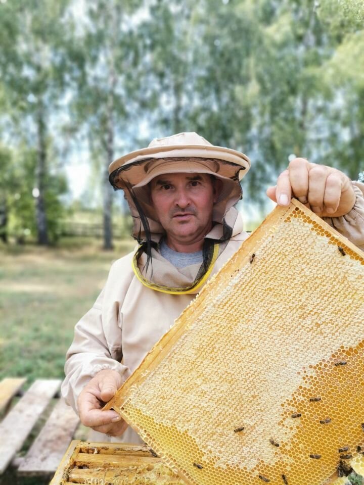 О нем говорят, что он старательный, опытный пчеловод. Наверное, правда. Рустема Гимадиева хорошо знают не только в Рыбно-Слободском, но и соседних районах.