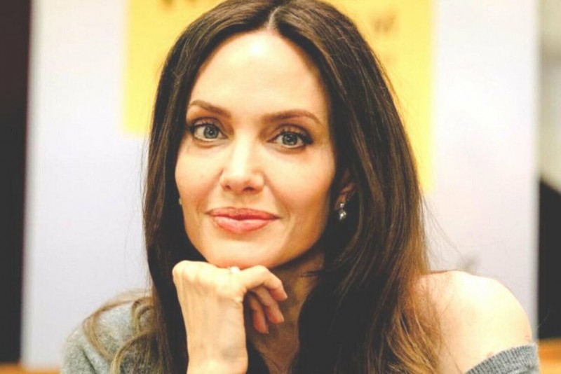 Похудела от стрессов: Анджелину Джоли в платье и полурасстегнутом тренче в Нью-Йорке сняли папарацци