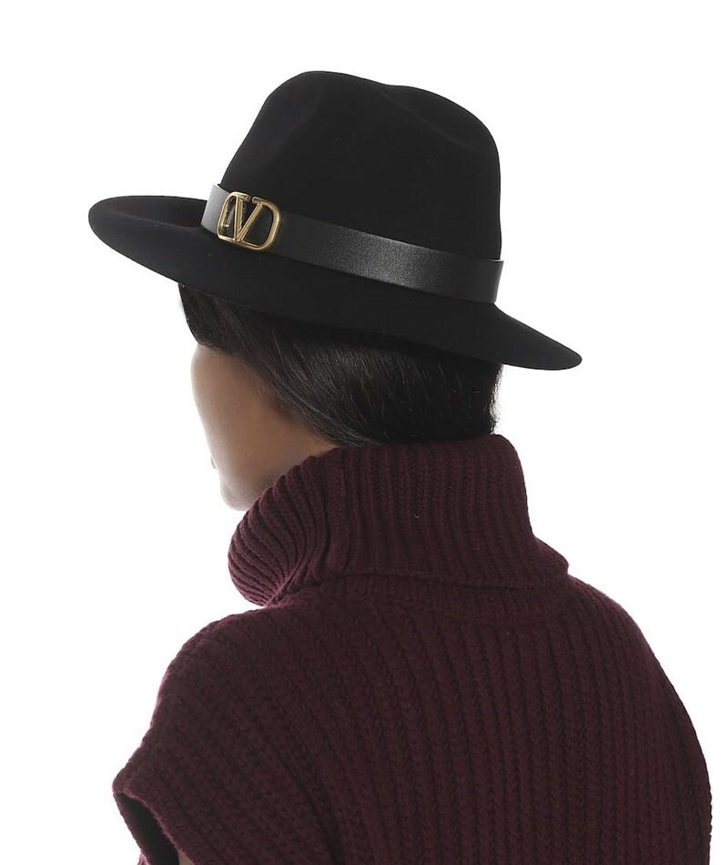 Фетровая шляпа Valentino Garavani. Позолоченный логотип придает роскошную изысканность этой классической черной шляпе от Valentino.