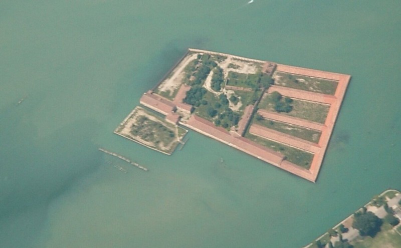 Остров Лазаретто Веккьо с высоты птичьего полета. Фотография: Википедия, Chris 73