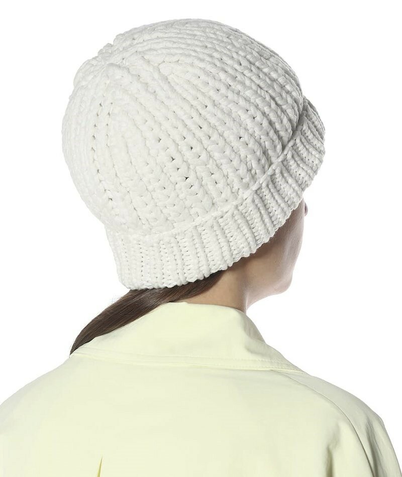 Кашемировая шапка The Row Ayfer. Эта шапка объемной вязки, сплетенная из ультрамягкого кашемира, идеально подходит для шумных дней.