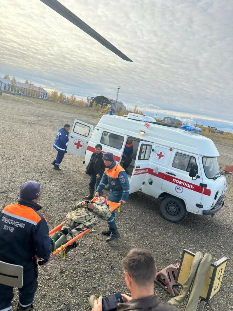 Пожилых женщин доставили вертолетом в больницу. Фото: пресс-служба АО «АК «Полярные авиалинии»