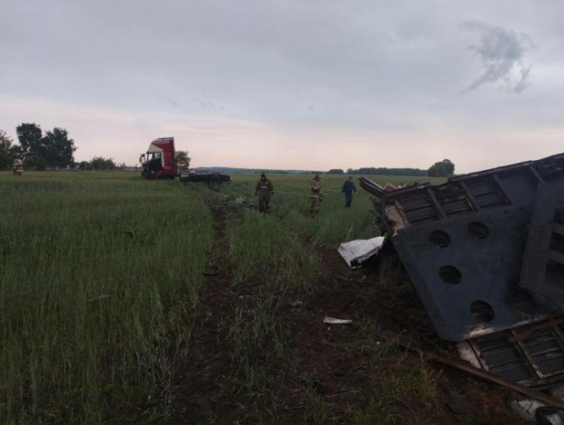 Местом трагедии стал 62-й километр трассы Челябинск – Троицк. Вчера, 6 июля, около 20.00 у длинномера на ходу разорвало левое переднее колесо.