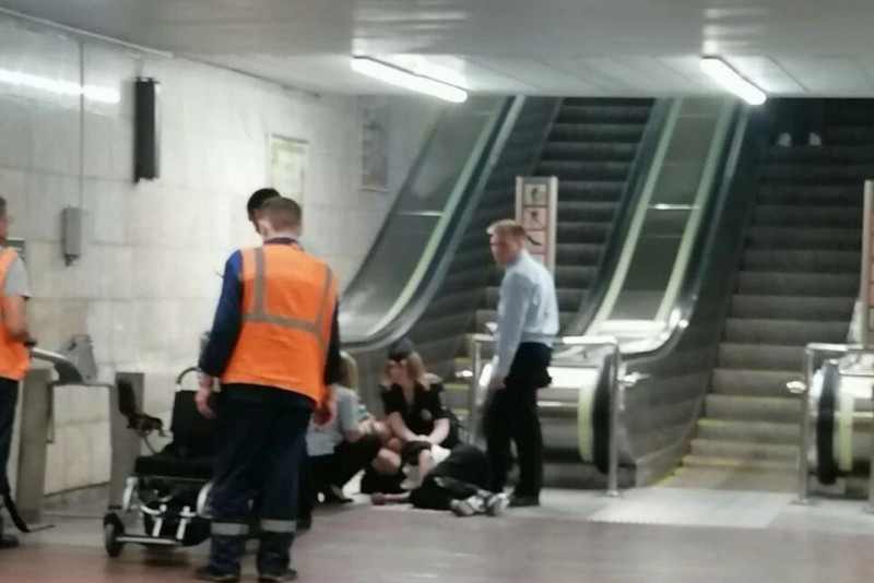 В Новосибирске женщина на инвалидном кресле упала с эскалатора в метро. Фото: предоставлено очевидцем/ Сибкрай. ru